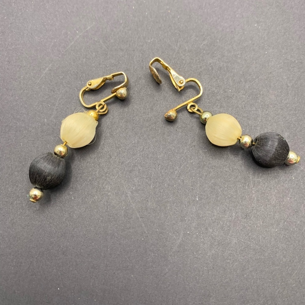 Lot of‎ Four Vintage Beaded Clip On and Screw Back Earrings Black White Brown - Picture 4 of 5